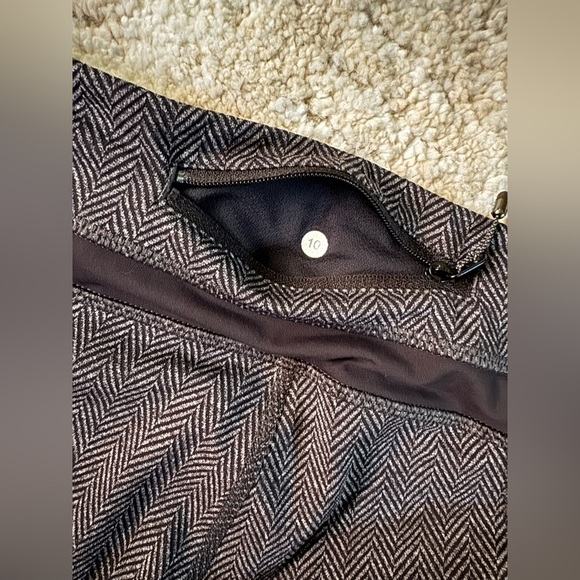 Lululemon Run: Inspire Crop II in the giant herringbone black heathered pattern - Picture 3 of 6